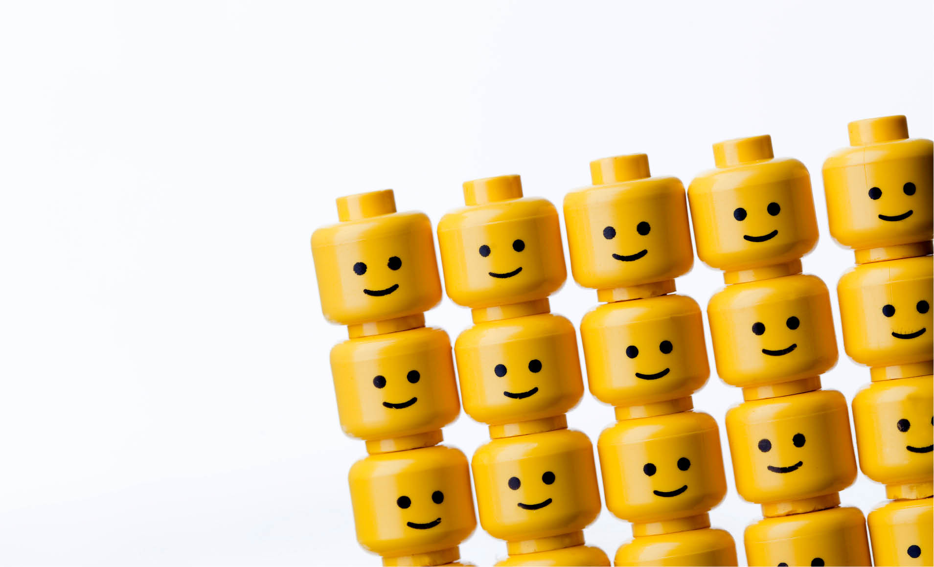 ганг бист. игрушки желтые человечки. ганг бист игра. игра про желтого человечка в каске. куча лего человечков.